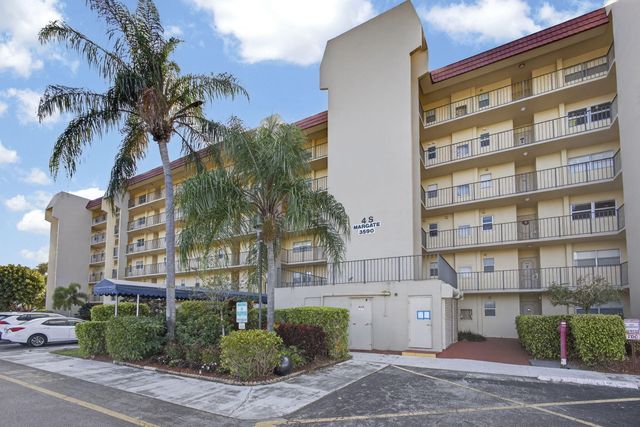 3590 Via Poinciana 202, Lake Worth, FL 33467