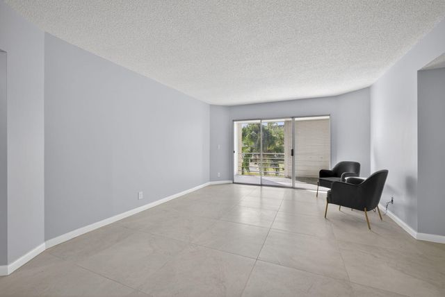 3590 Via Poinciana 202, Lake Worth, FL 33467