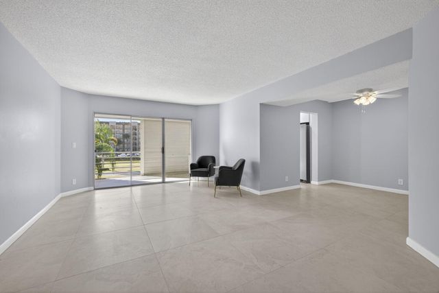 3590 Via Poinciana 202, Lake Worth, FL 33467