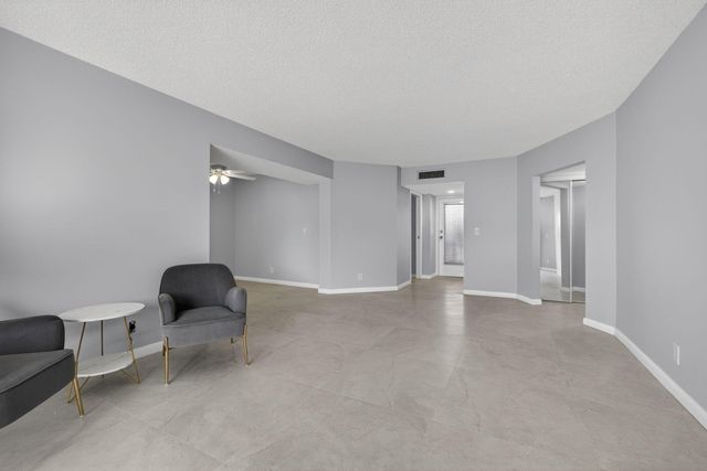 3590 Via Poinciana 202, Lake Worth, FL 33467