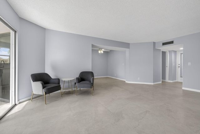 3590 Via Poinciana 202, Lake Worth, FL 33467