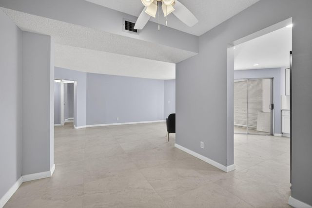 3590 Via Poinciana 202, Lake Worth, FL 33467