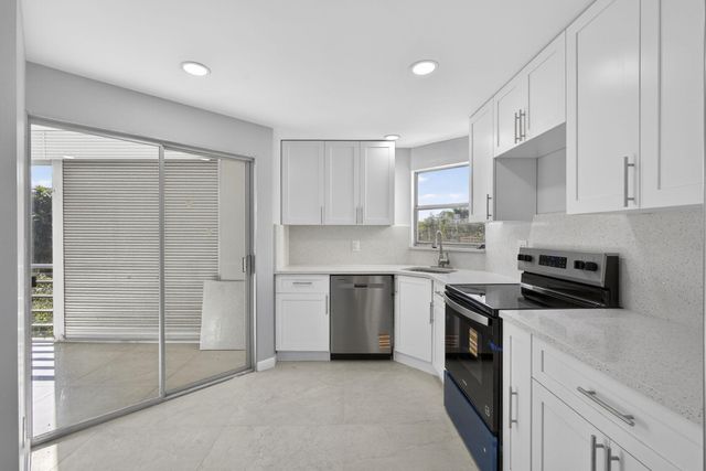 3590 Via Poinciana 202, Lake Worth, FL 33467