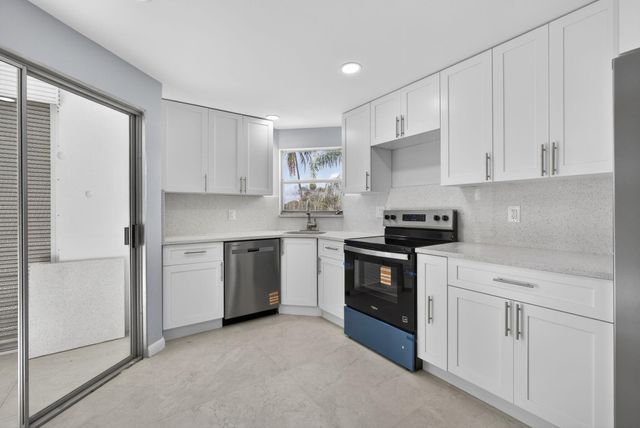 3590 Via Poinciana 202, Lake Worth, FL 33467