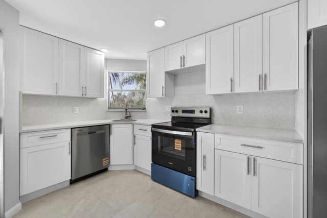3590 Via Poinciana 202, Lake Worth, FL 33467