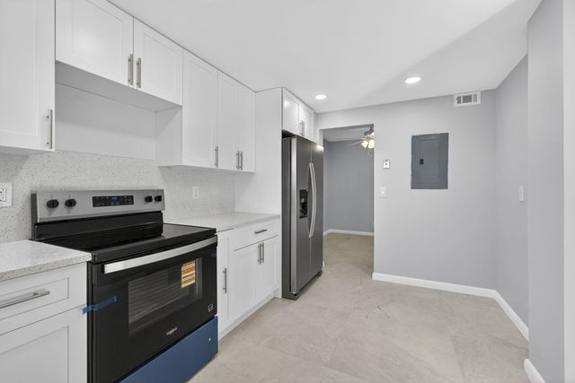3590 Via Poinciana 202, Lake Worth, FL 33467