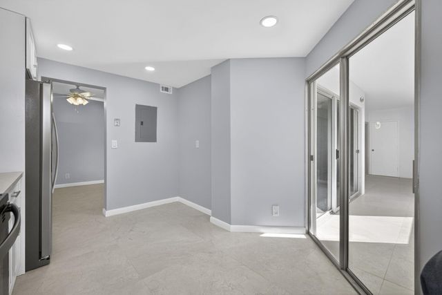3590 Via Poinciana 202, Lake Worth, FL 33467