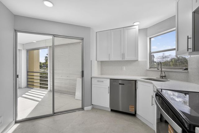 3590 Via Poinciana 202, Lake Worth, FL 33467
