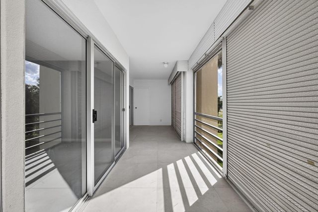 3590 Via Poinciana 202, Lake Worth, FL 33467