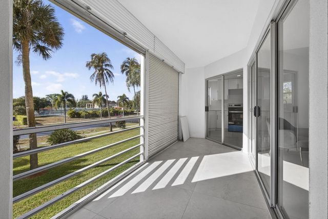 3590 Via Poinciana 202, Lake Worth, FL 33467