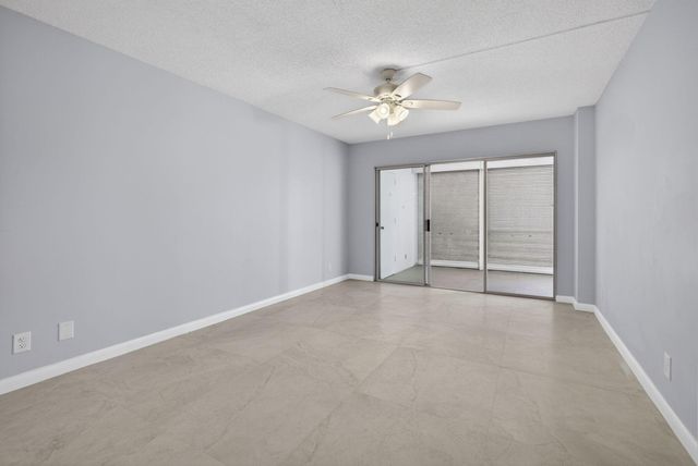 3590 Via Poinciana 202, Lake Worth, FL 33467