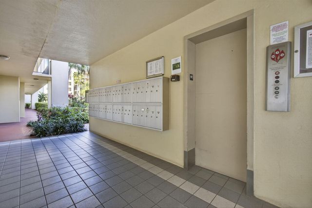 3590 Via Poinciana 202, Lake Worth, FL 33467
