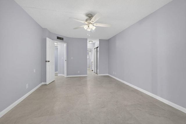3590 Via Poinciana 202, Lake Worth, FL 33467