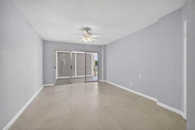 3590 Via Poinciana 202, Lake Worth, FL 33467