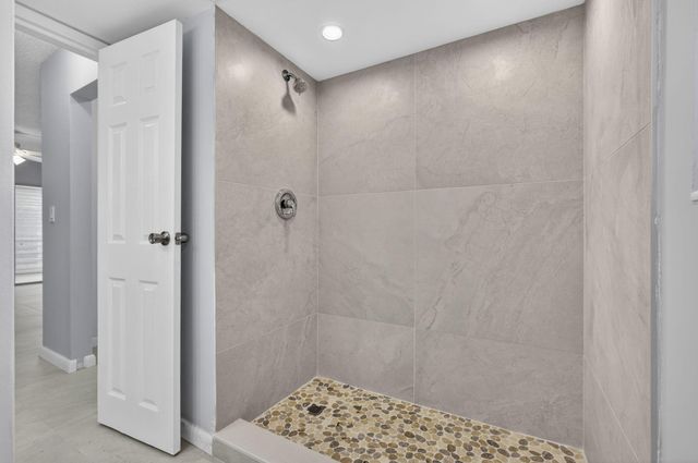 3590 Via Poinciana 202, Lake Worth, FL 33467
