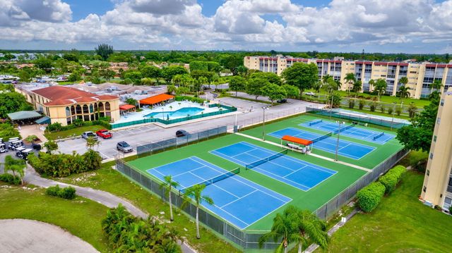 3590 Via Poinciana 202, Lake Worth, FL 33467