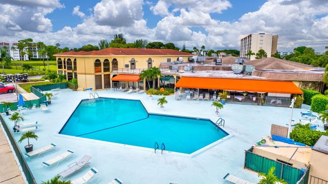 3590 Via Poinciana 202, Lake Worth, FL 33467