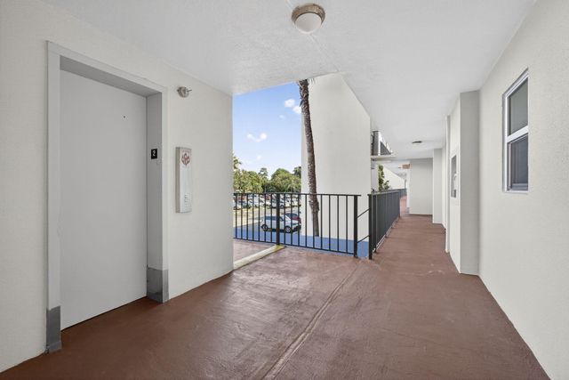 3590 Via Poinciana 202, Lake Worth, FL 33467