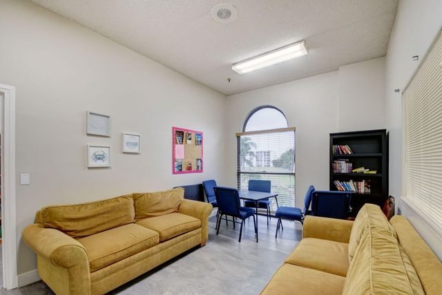 3590 Via Poinciana 202, Lake Worth, FL 33467