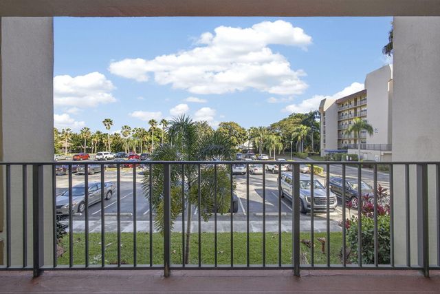 3590 Via Poinciana 202, Lake Worth, FL 33467