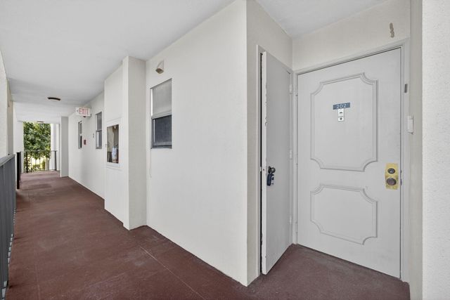 3590 Via Poinciana 202, Lake Worth, FL 33467