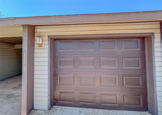 12021 Hawthorne Lane, Oklahoma City, OK 73162