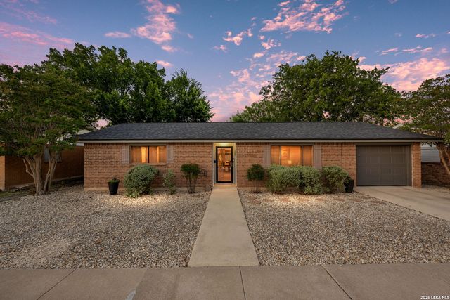 132 VILLAGE DR, Kerrville, TX 78028