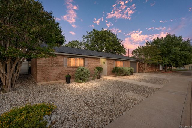 132 VILLAGE DR, Kerrville, TX 78028