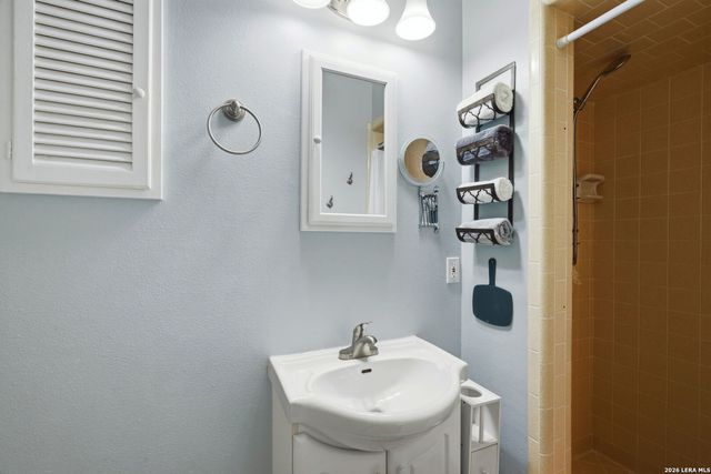 132 VILLAGE DR, Kerrville, TX 78028
