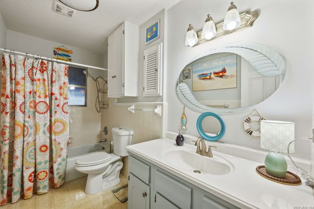 132 VILLAGE DR, Kerrville, TX 78028