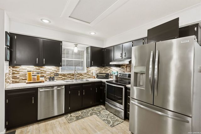 132 VILLAGE DR, Kerrville, TX 78028