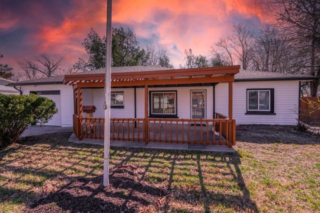 2815 E Glen Oaks Dr, Wichita, KS 67216