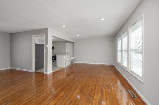 2815 E Glen Oaks Dr, Wichita, KS 67216