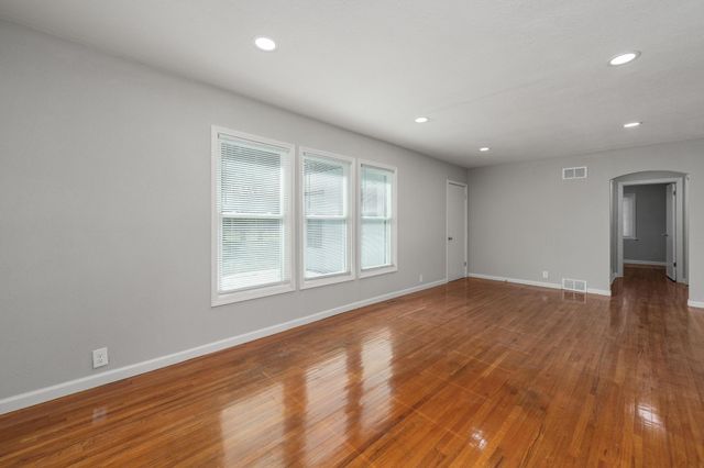 2815 E Glen Oaks Dr, Wichita, KS 67216