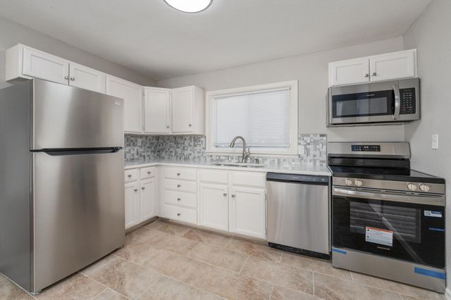 2815 E Glen Oaks Dr, Wichita, KS 67216