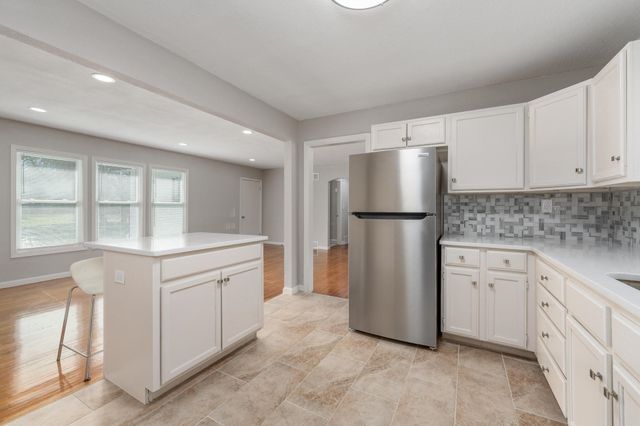 2815 E Glen Oaks Dr, Wichita, KS 67216