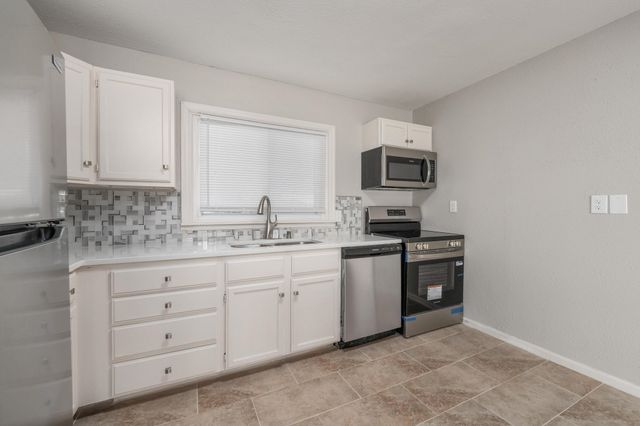 2815 E Glen Oaks Dr, Wichita, KS 67216