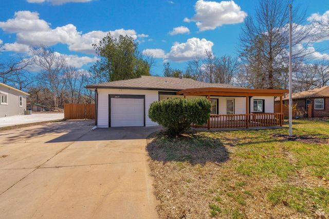 2815 E Glen Oaks Dr, Wichita, KS 67216