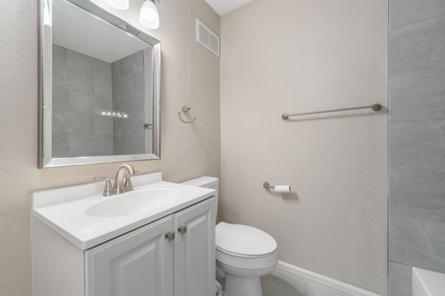 2815 E Glen Oaks Dr, Wichita, KS 67216