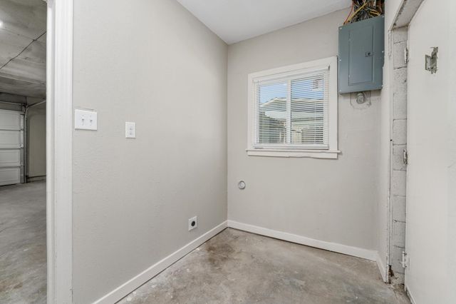 2815 E Glen Oaks Dr, Wichita, KS 67216