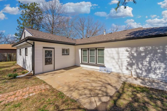 2815 E Glen Oaks Dr, Wichita, KS 67216