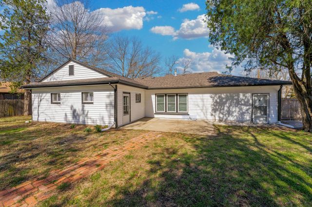 2815 E Glen Oaks Dr, Wichita, KS 67216