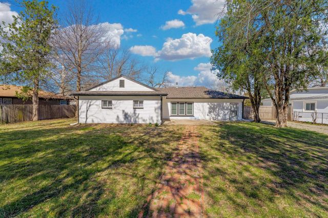 2815 E Glen Oaks Dr, Wichita, KS 67216