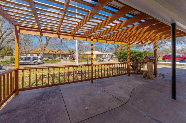 2815 E Glen Oaks Dr, Wichita, KS 67216