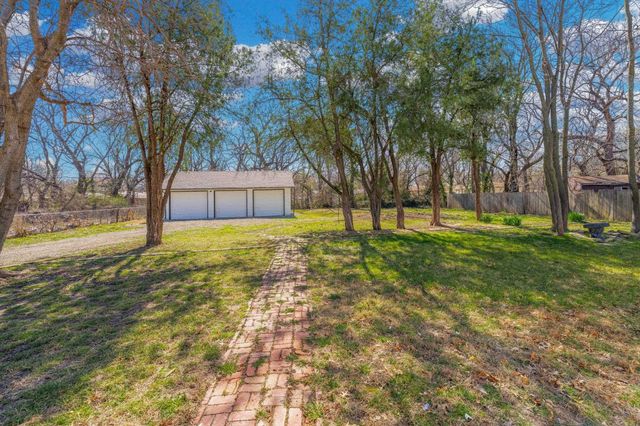 2815 E Glen Oaks Dr, Wichita, KS 67216