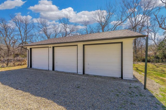 2815 E Glen Oaks Dr, Wichita, KS 67216