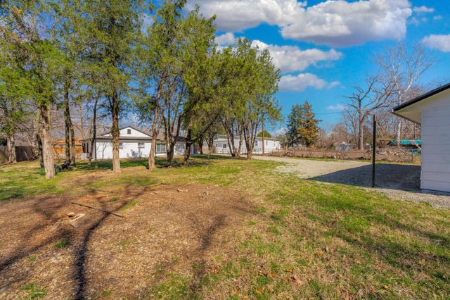 2815 E Glen Oaks Dr, Wichita, KS 67216