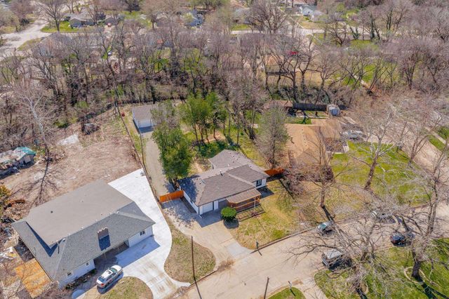 2815 E Glen Oaks Dr, Wichita, KS 67216