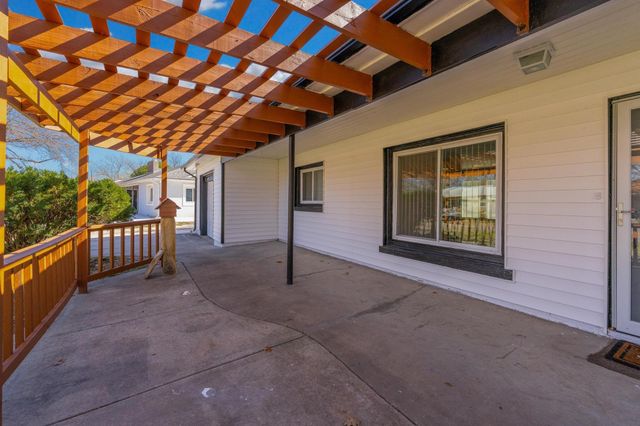 2815 E Glen Oaks Dr, Wichita, KS 67216