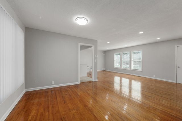 2815 E Glen Oaks Dr, Wichita, KS 67216